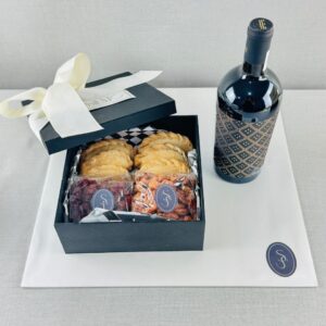 Caja empanadas y botana salada con vino