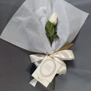 ARREGLO DE UNA ROSA BLANCA