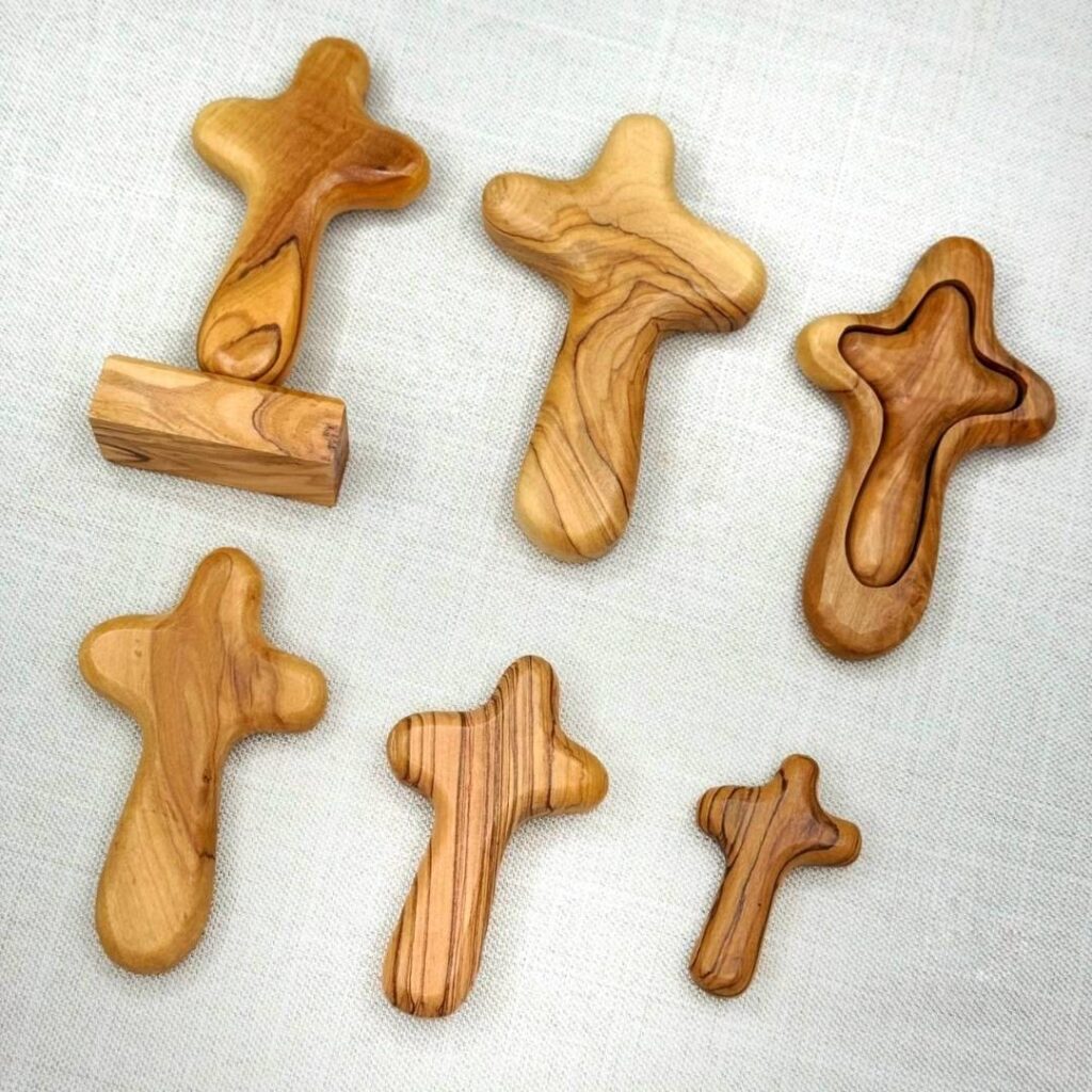 CRUZ DE MANO DE TIERRA SANTA CON VARIEDAD DE TAMAÑOS A ELEGIR